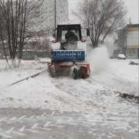  Для всех коммунальных служб района сегодняшнее раннее утро началось с расчистки территории