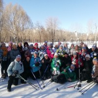  Ярко, весело, под задорную музыку проходят в парке «Воронежские озера» занятия по скандинавской ходьбе и общефизической подготовке