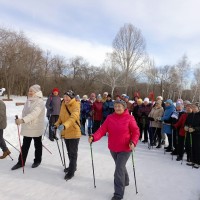 В парке "Молодежный проводятся занятия по скандинавской ходьбе