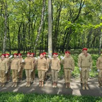 Во дворе дома, где живёт ветеран трудового фронта Людмила Фёдоровна Думина торжественным маршем прошли юнармейцы школы №49