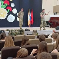 В школе №154 прошла особенная встреча — к школьникам пришли ветераны специальной военной операции