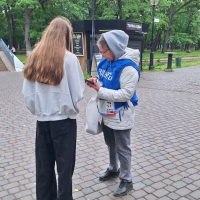 Наши волонтёры продолжают работу в любую погоду, чтобы помочь вам принять участие в рейтинговом голосовании