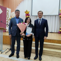 Сегодня, в школе №49, на встрече с педагогическими коллективами учреждений района чествовали человека, чье сердце безраздельно принадлежит детям