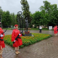 Сегодня у стелы памяти жителям посёлка Яблонька и в сквере «Родина» время застыло в тишине