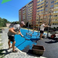 По адресу ул. Ново-Вокзальная, 165  ведутся работы по укладке резинового покрытия.