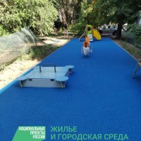 Проводятся работы по укладке финишного слоя резинового покрытия на детской площадке по адресу ул. Стара-Загора, 82, благоустраиваемой в рамках программы "Комфортная городская среда".