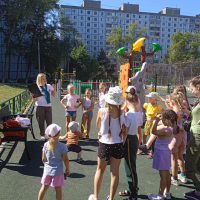   Праздник «Лето, до свидания!» стал очередным  мероприятием, проведённым  детской библиотекой №4  на дворовой игровой  площадке, расположенной на улице Силина около дома № 6.