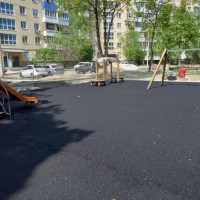 По адресу ул. Московское шоссе, 147 проводятся работы по укладке первого слоя резинового покрытия детской площадки
