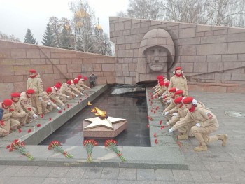 14 ноября на площади Славы состоялось возложение цветов к горельефу "Скорбящей Матери-Родине" #2