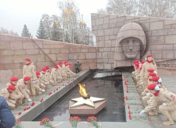14 ноября на площади Славы состоялось возложение цветов к горельефу "Скорбящей Матери-Родине" #1