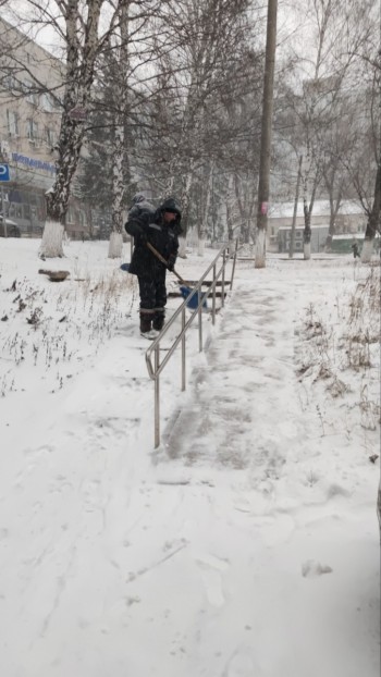  Для всех коммунальных служб района сегодняшнее раннее утро началось с расчистки территории #6