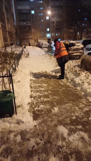  Для всех коммунальных служб района сегодняшнее раннее утро началось с расчистки территории #2