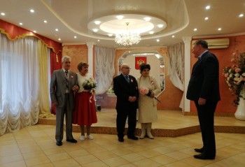 Сегодня в отделе ЗАГС Промышленного района поздравили с золотой свадьбой две прекрасные пары #1