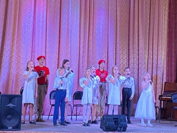  Вчера, накануне Международного Дня добровольца в школе №154 творческие коллективы школы и ДШИ №11 открыли серию благотворительных концертов #1