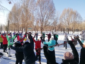  Ярко, весело, под задорную музыку проходят в парке «Воронежские озера» занятия по скандинавской ходьбе и общефизической подготовке #1