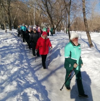  Ярко, весело, под задорную музыку проходят в парке «Воронежские озера» занятия по скандинавской ходьбе и общефизической подготовке #2
