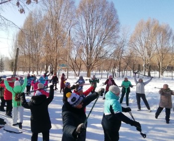  Ярко, весело, под задорную музыку проходят в парке «Воронежские озера» занятия по скандинавской ходьбе и общефизической подготовке #6