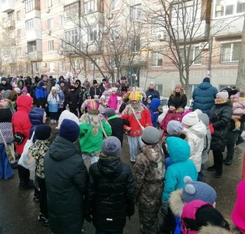  Широкая «Масленица» прошла сегодня во дворе дома №21 по ул. Александра Матросова. На праздник пришли жители со всего микрорайона #1
