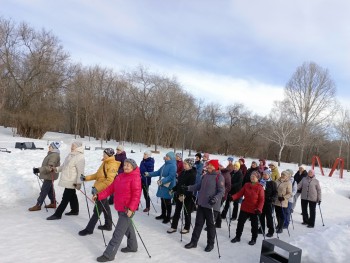 В парке "Молодежный проводятся занятия по скандинавской ходьбе #1