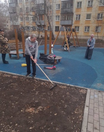 Жители дома №147 по Московскому шоссе, несмотря на ненастную погоду, вышли, чтобы убрать придомовую территорию, благоустроенную в прошлом году по программе «Комфортная городская среда» #1