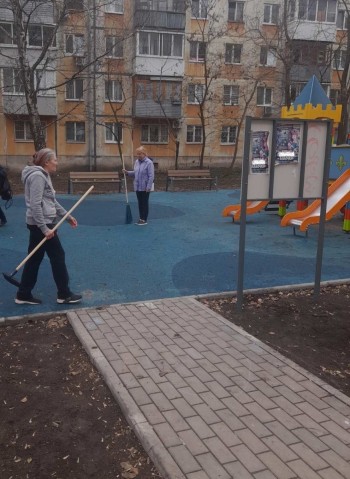 Жители дома №147 по Московскому шоссе, несмотря на ненастную погоду, вышли, чтобы убрать придомовую территорию, благоустроенную в прошлом году по программе «Комфортная городская среда» #2