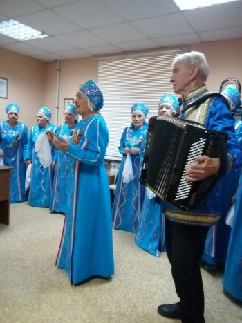 Жители ТОС "Рассвет" отметили День Победы праздничным концертом, который подарил им народный хор "От всей души" #4