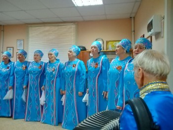 Жители ТОС "Рассвет" отметили День Победы праздничным концертом, который подарил им народный хор "От всей души" #1