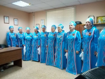 Жители ТОС "Рассвет" отметили День Победы праздничным концертом, который подарил им народный хор "От всей души" #3