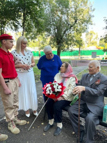 На подъезде дома №151 по Московскому шоссе установлена табличка «Здесь живет ветеран» #4