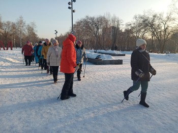  В парке "Молодежный" прошли традиционные занятия по скандинавской ходьбе #1