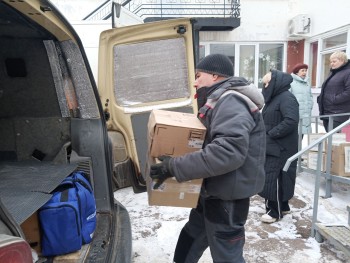Две машины гуманитарной помощи отправил Союз женщин Промышленного района нашим бойцам #3