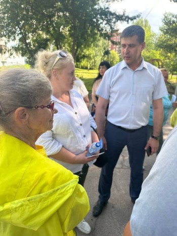 Во дворе домов 6-8 по ул. Демократической состоялось яркое мероприятие в рамках проекта «Наш двор-район-город» #4
