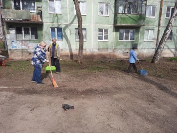 Жители дома №80 по улице Ставропольской вместе с сотрудниками управляющей компании ООО «Газэнергомонтаж» вышли на средник #2