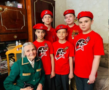 Во дворе дома, где живёт ветеран трудового фронта Людмила Фёдоровна Думина торжественным маршем прошли юнармейцы школы №49 #1