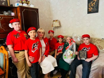 Во дворе дома, где живёт ветеран трудового фронта Людмила Фёдоровна Думина торжественным маршем прошли юнармейцы школы №49 #4