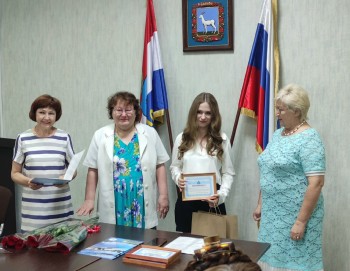 ⁣ В администрации Промышленного района прошла торжественная церемония вручения сертификатов на единовременное пособие выпускникам, которые выросли в семьях опекунов и приёмных родителей #8