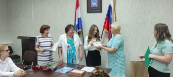 ⁣ В администрации Промышленного района прошла торжественная церемония вручения сертификатов на единовременное пособие выпускникам, которые выросли в семьях опекунов и приёмных родителей #1