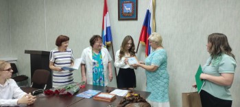 ⁣ В администрации Промышленного района прошла торжественная церемония вручения сертификатов на единовременное пособие выпускникам, которые выросли в семьях опекунов и приёмных родителей #6