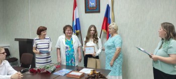 ⁣ В администрации Промышленного района прошла торжественная церемония вручения сертификатов на единовременное пособие выпускникам, которые выросли в семьях опекунов и приёмных родителей #3