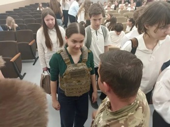 В школе №154 прошла особенная встреча — к школьникам пришли ветераны специальной военной операции #1
