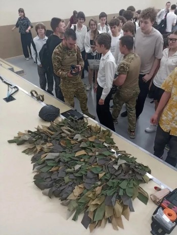 В школе №154 прошла особенная встреча — к школьникам пришли ветераны специальной военной операции #5