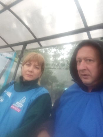  Наши волонтёры продолжают работу в любую погоду, чтобы помочь вам принять участие в рейтинговом голосовании #1