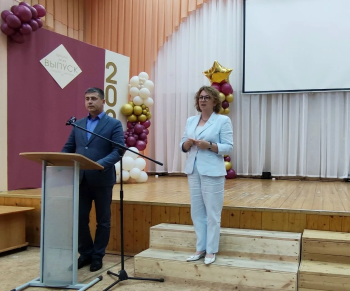 Сегодня, в школе №49, на встрече с педагогическими коллективами учреждений района чествовали человека, чье сердце безраздельно принадлежит детям #1
