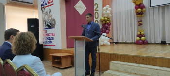 Сегодня, в школе №49, на встрече с педагогическими коллективами учреждений района чествовали человека, чье сердце безраздельно принадлежит детям #2