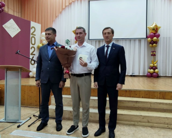 Сегодня, в школе №49, на встрече с педагогическими коллективами учреждений района чествовали человека, чье сердце безраздельно принадлежит детям #4