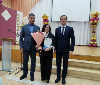 Сегодня, в школе №49, на встрече с педагогическими коллективами учреждений района чествовали человека, чье сердце безраздельно принадлежит детям