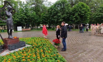 Сегодня у стелы памяти жителям посёлка Яблонька и в сквере «Родина» время застыло в тишине #4
