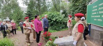 Сегодня у стелы памяти жителям посёлка Яблонька и в сквере «Родина» время застыло в тишине #7