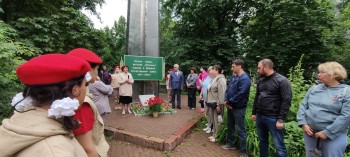Сегодня у стелы памяти жителям посёлка Яблонька и в сквере «Родина» время застыло в тишине #8