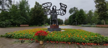 Сегодня у стелы памяти жителям посёлка Яблонька и в сквере «Родина» время застыло в тишине #1